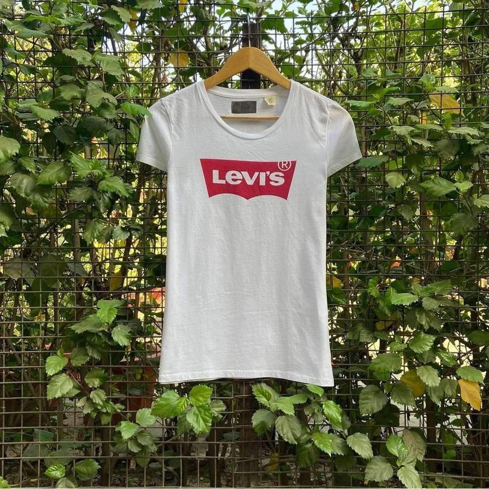 Levi’s Tee - Picture 1 of 3